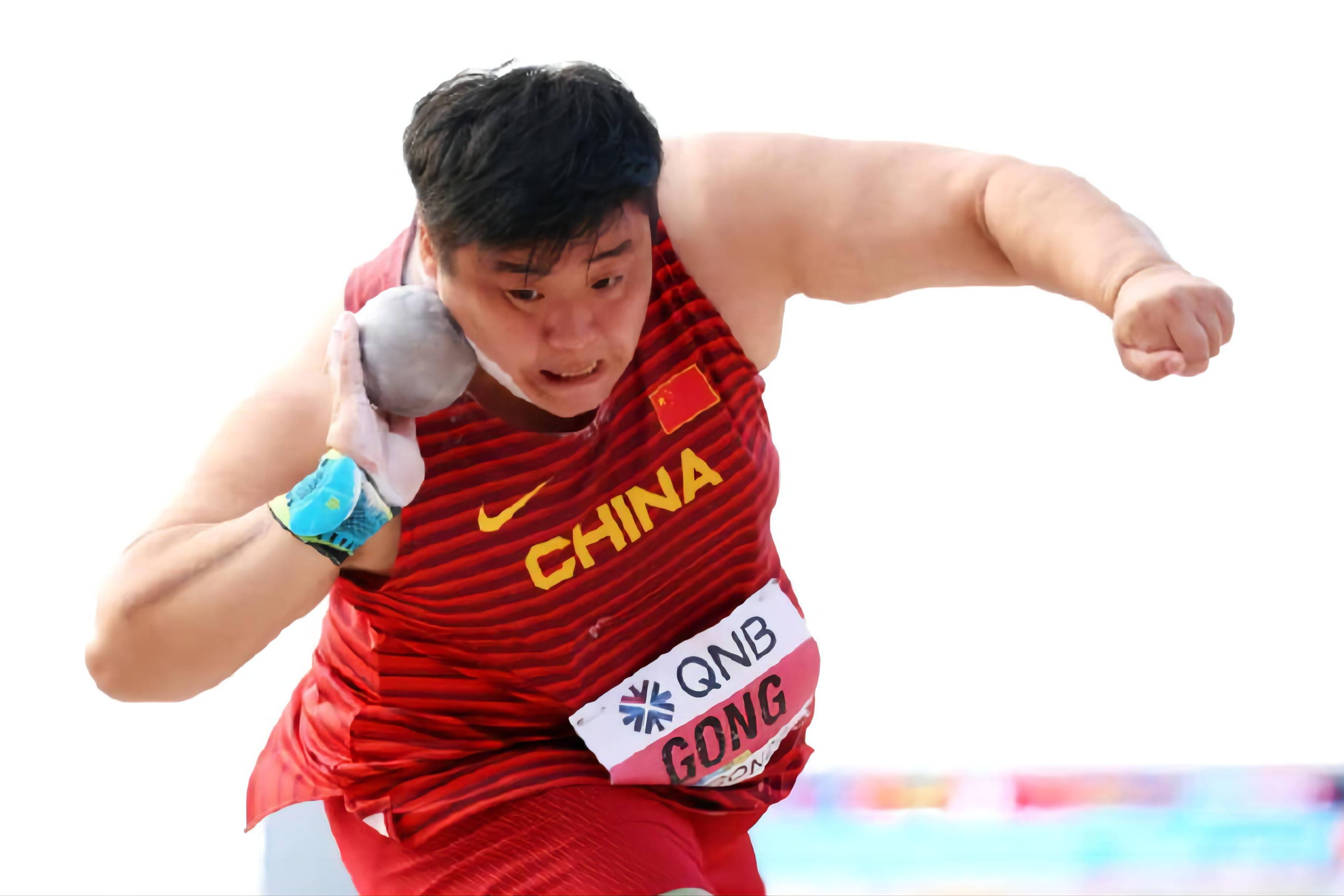 铅球比赛选手刷新个人纪录夺冠