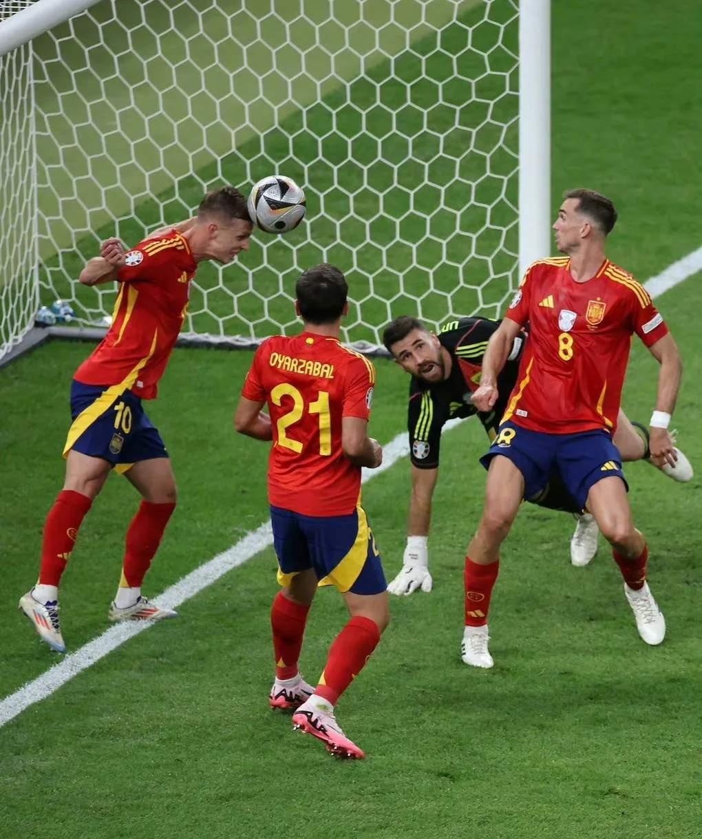 PG电子游戏-关于足球狂欢，球员拼尽全力争夺胜利的信息