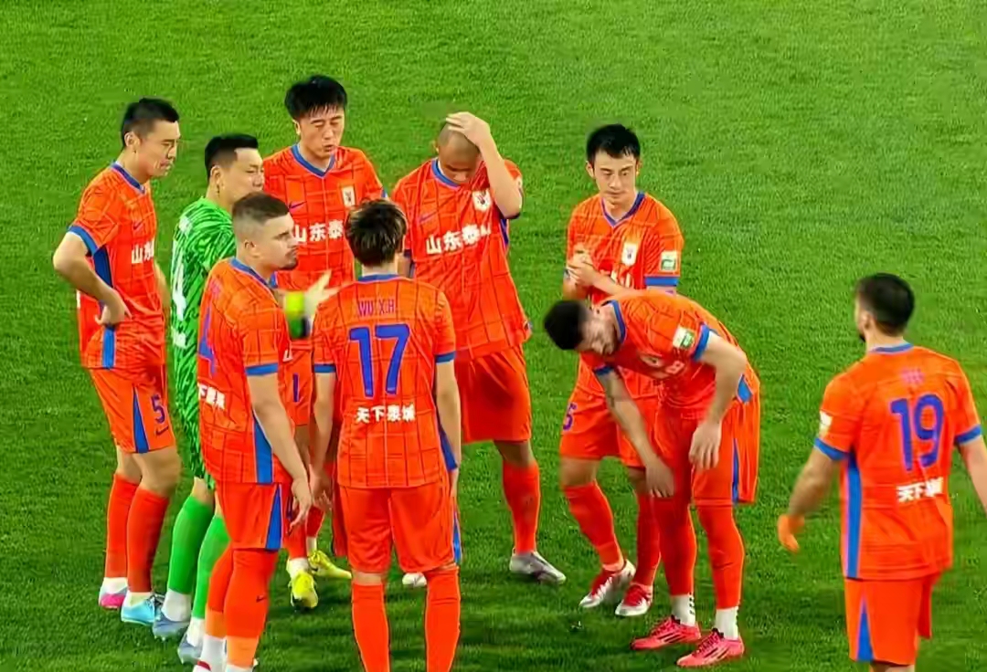 重要比赛中一队队员意外进球，改写战局