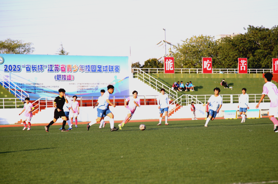 女子足球赛场上，中国队成为焦点