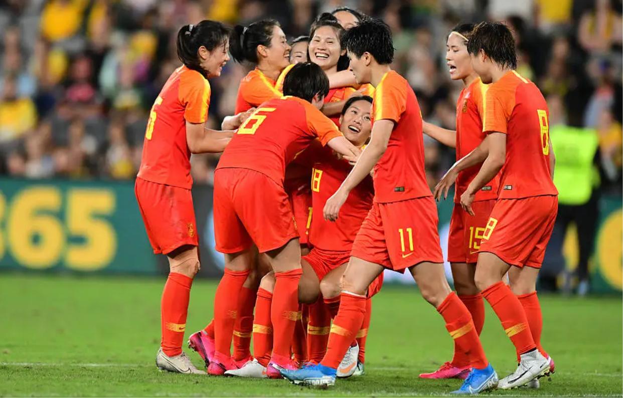 女子足球赛场上，中国队成为焦点