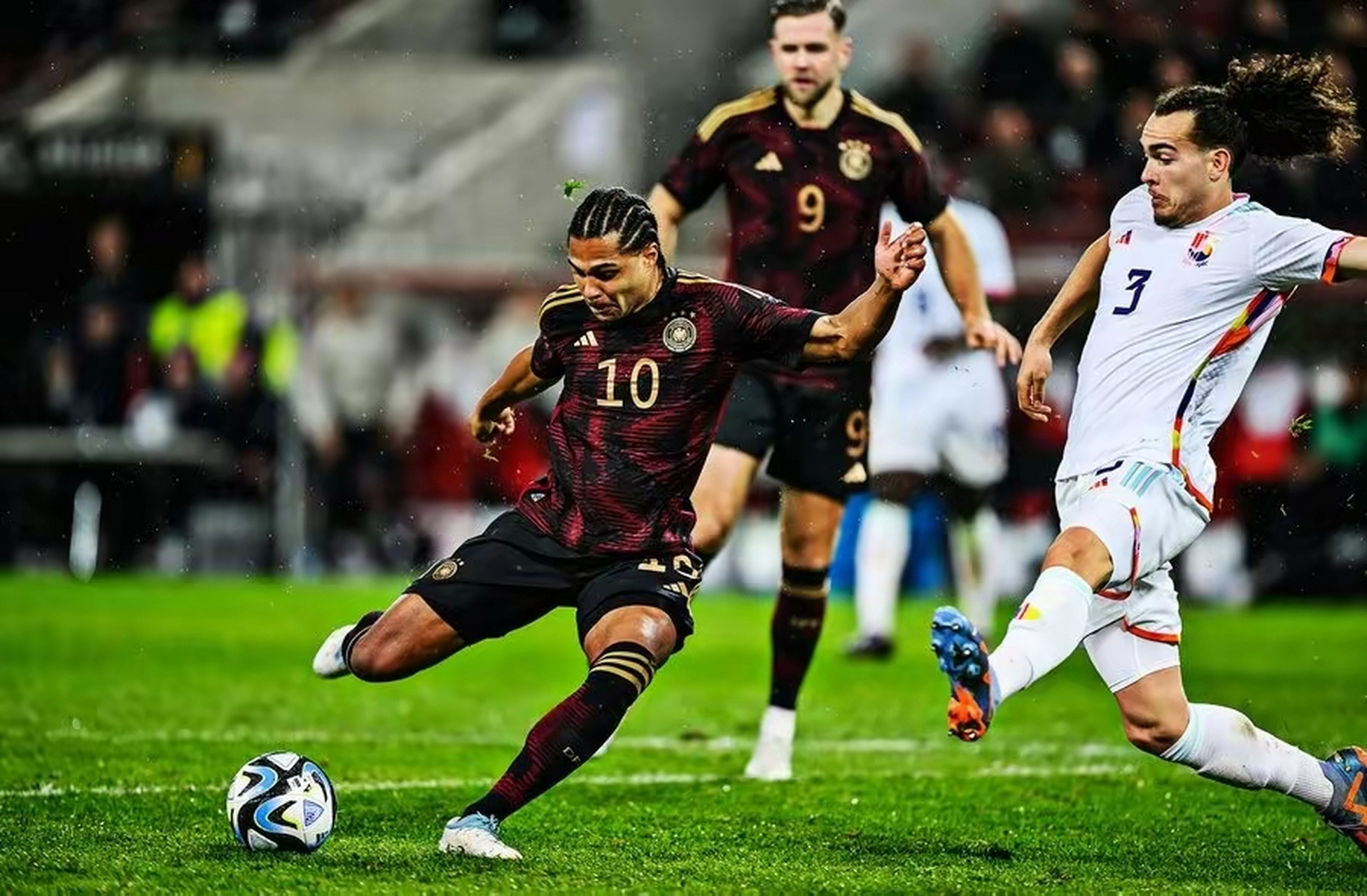 包含比利时队经验丰富，备战国际赛事的词条