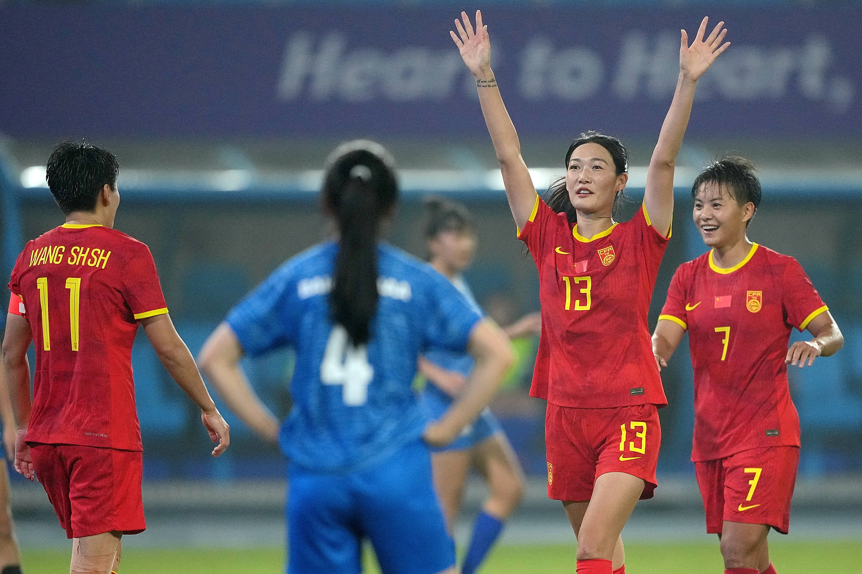 包含被看好的女足联赛劲旅遭遇挑战的词条