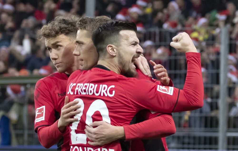 包含莱比锡红牛翻盘AC米兰，阿圭罗状态火热的词条