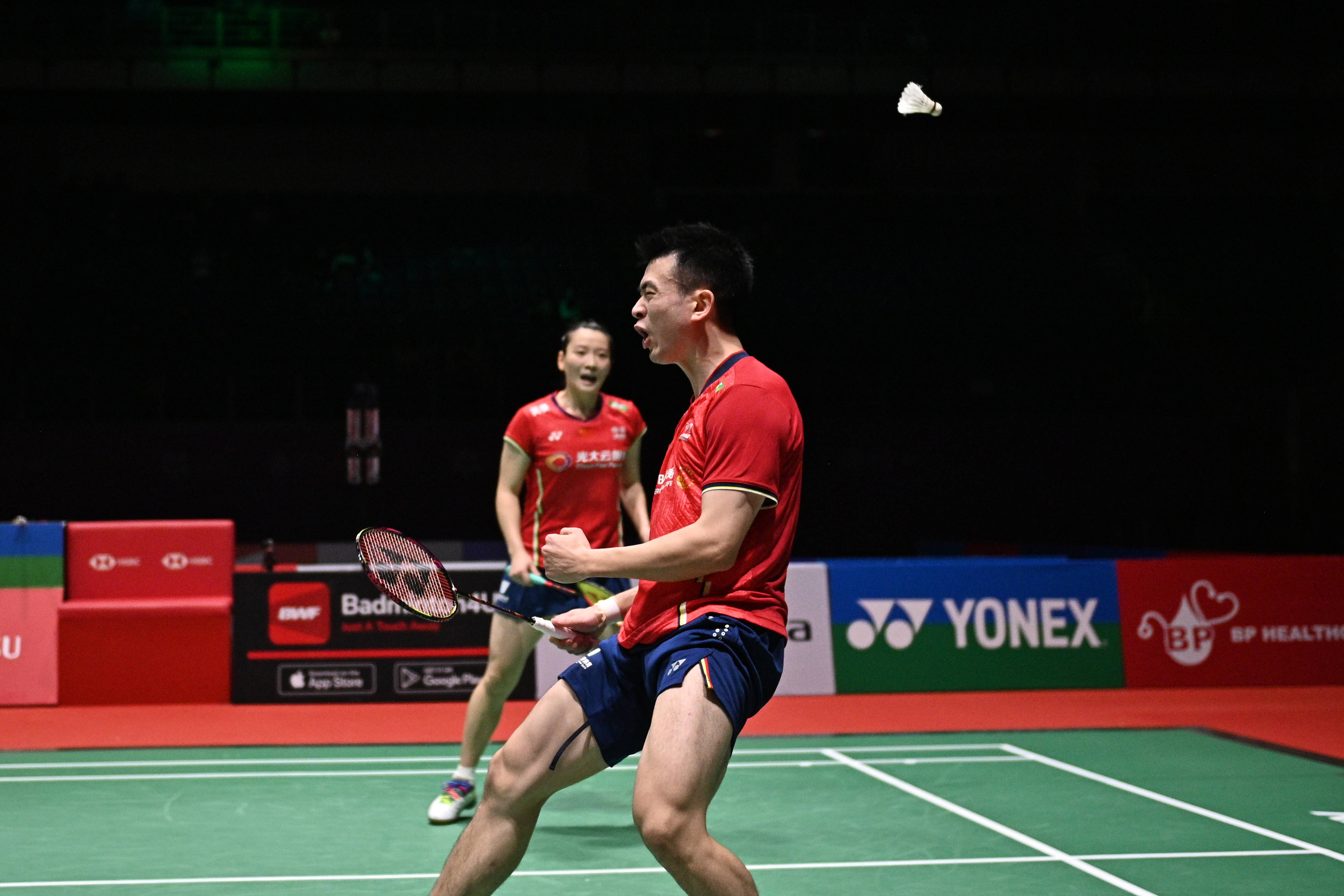 中国羽毛球队鏖战韩国羽毛球队，马琳送出助攻