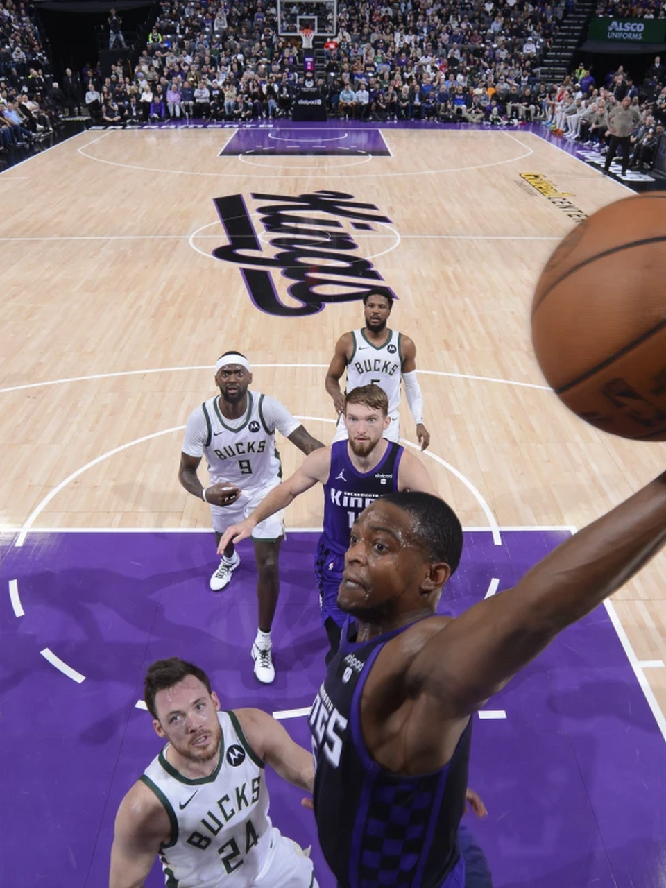 关于雄鹿鏖战山东队，福克斯惊艳四座的信息